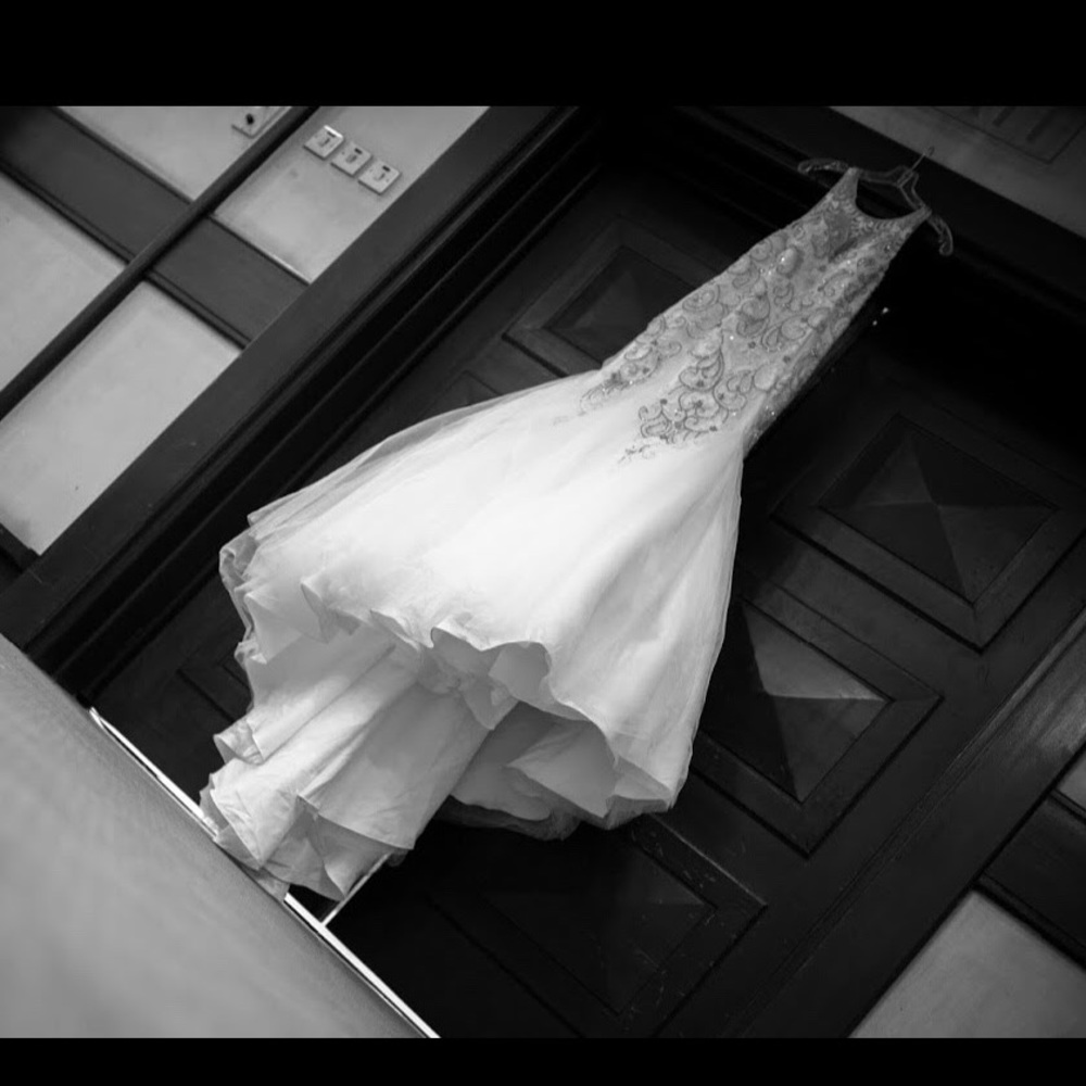 V-neck wedding dress.